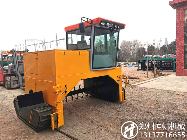 配置一套制作有機(jī)肥料設(shè)備生產(chǎn)線需要多少錢?(圖2) 履帶翻拋機(jī)